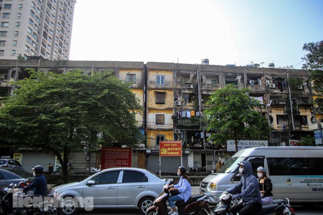 Cận cảnh các chung cư trước nguy cơ đổ sập bất cứ lúc nào ở Hà Nội - Ảnh 1.