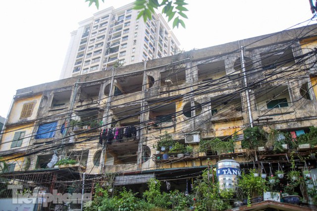 Cận cảnh các chung cư trước nguy cơ đổ sập bất cứ lúc nào ở Hà Nội - Ảnh 11.