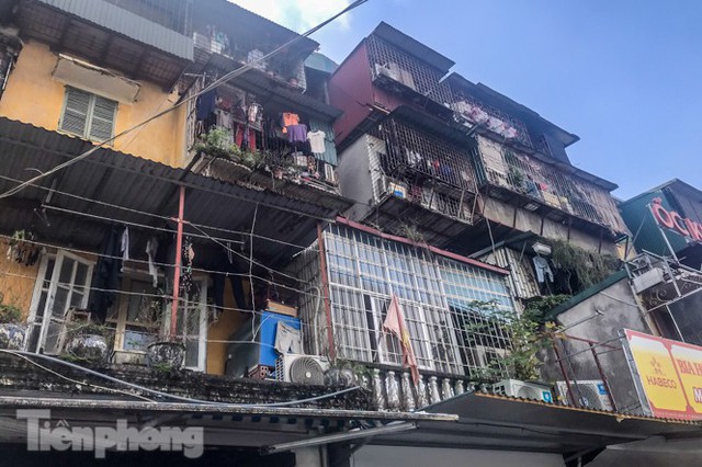 Cận cảnh các chung cư trước nguy cơ đổ sập bất cứ lúc nào ở Hà Nội - Ảnh 12.