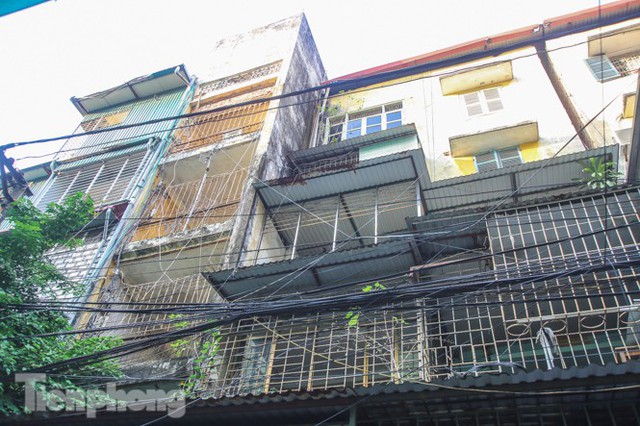 Cận cảnh các chung cư trước nguy cơ đổ sập bất cứ lúc nào ở Hà Nội - Ảnh 22.