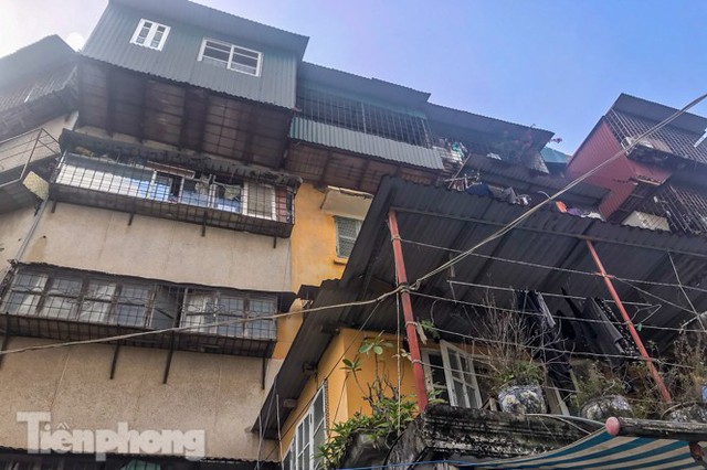 Cận cảnh các chung cư trước nguy cơ đổ sập bất cứ lúc nào ở Hà Nội - Ảnh 24.