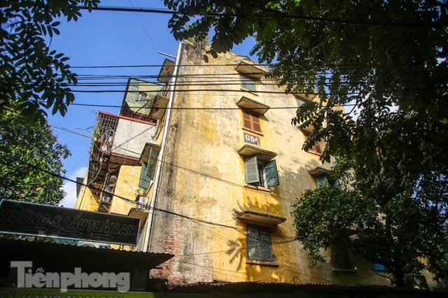 Cận cảnh các chung cư trước nguy cơ đổ sập bất cứ lúc nào ở Hà Nội - Ảnh 10.