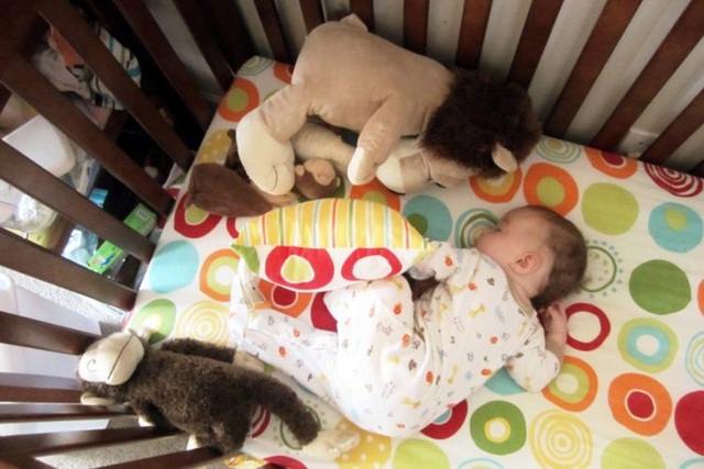 Từ vụ bé 6 tháng tử vong do kẹt vào khe đệm: BS hướng dẫn cách cho trẻ ngủ an toàn - Ảnh 1.