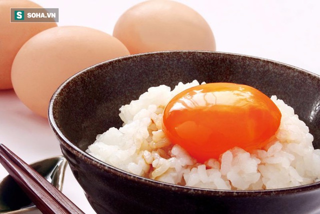 Trứng ăn sống hay ăn chín bổ hơn? Chuyên gia đưa ra con số bất ngờ nếu ăn trứng sống - Ảnh 1.