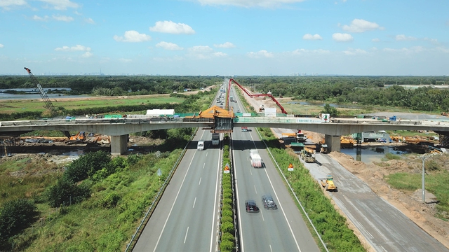 Hợp long cầu vượt nút giao đường 319 với cao tốc Tp.HCM - Long Thành - Dầu Giây, đất nền Nhơn Trạch rục rịch trở lại - Ảnh 1.