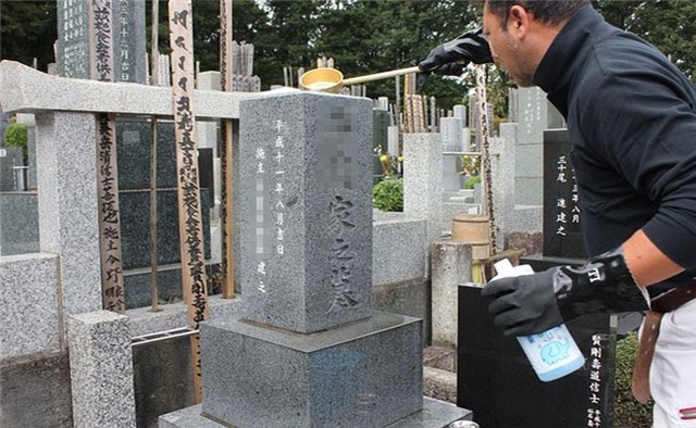12 công việc kỳ lạ chỉ có ở Nhật: Số 1 dành cho người gan dạ, nghề cuối việc nhàn lương 900 triệu/tháng - Ảnh 1.