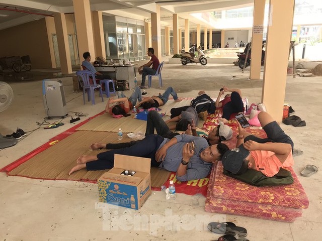 Dân kéo đến ăn nằm tại dự án nhà ở xã hội HQC Nha Trang đòi nhà - Ảnh 1.