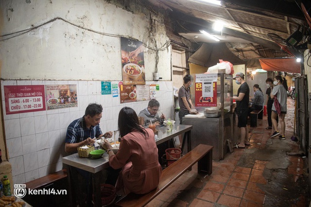 Cuộc hội ngộ với quán xá lớn nhất năm của người Hà Nội: Nơi tấp nập, nơi vẫn “đóng cửa then cài” khiến khách mừng hụt - Ảnh 1.