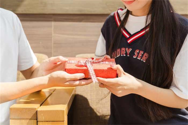Quà tặng không quan trọng bằng cách tặng: Người có EQ cao tri ân quý nhân theo 3 cách vừa tinh tế vừa ấn tượng, người nhận dù khó tính cũng thấy mát lòng - Ảnh 4.