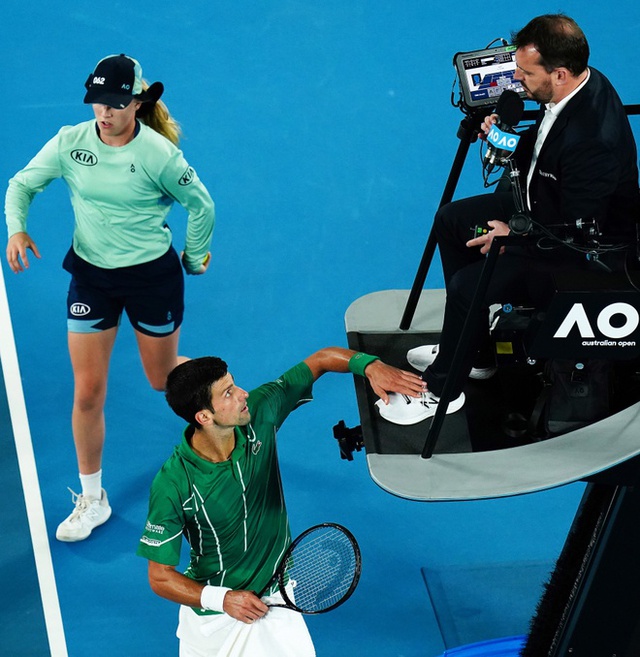 Novak Djokovic lại đập nát vợt: Hành động đáng xấu hổ khiến ngôi sao quần vợt mất điểm, thi đấu thành công nhưng luôn bị ghét bỏ - Ảnh 4.
