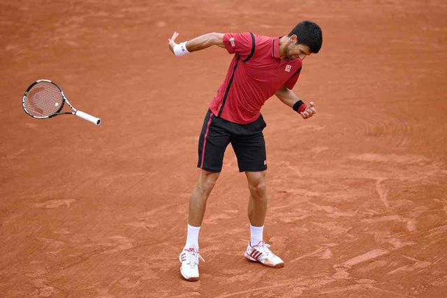 Novak Djokovic lại đập nát vợt: Hành động đáng xấu hổ khiến ngôi sao quần vợt mất điểm, thi đấu thành công nhưng luôn bị ghét bỏ - Ảnh 3.