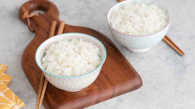 Chuyên gia Ấn Độ khuyên ngâm gạo trước khi nấu cơm: Lợi ích bất ngờ và 4 bước ngâm gạo đúng cách - Ảnh 2.