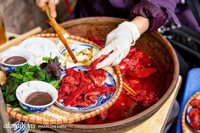 Bà chủ hàng sứa đỏ 3 đời người ở Hà Nội tiết lộ phần ngon nhất của con sứa khi rộ mùa, bật mí chỉ dùng dao tre thay vì dao thép để cắt sứa càng khiến món ăn thêm bí hiểm - Ảnh 1.