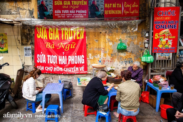 Bà chủ hàng sứa đỏ 3 đời người ở Hà Nội tiết lộ phần ngon nhất của con sứa khi rộ mùa, bật mí chỉ dùng dao tre thay vì dao thép để cắt sứa càng khiến món ăn thêm bí hiểm - Ảnh 3.
