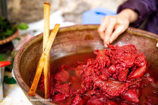 Bà chủ hàng sứa đỏ 3 đời người ở Hà Nội tiết lộ phần ngon nhất của con sứa khi rộ mùa, bật mí chỉ dùng dao tre thay vì dao thép để cắt sứa càng khiến món ăn thêm bí hiểm - Ảnh 4.