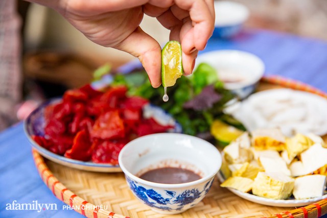 Bà chủ hàng sứa đỏ 3 đời người ở Hà Nội tiết lộ phần ngon nhất của con sứa khi rộ mùa, bật mí chỉ dùng dao tre thay vì dao thép để cắt sứa càng khiến món ăn thêm bí hiểm - Ảnh 6.