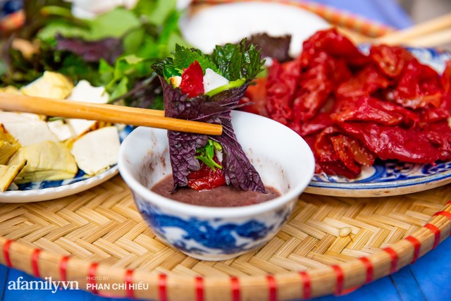 Bà chủ hàng sứa đỏ 3 đời người ở Hà Nội tiết lộ phần ngon nhất của con sứa khi rộ mùa, bật mí chỉ dùng dao tre thay vì dao thép để cắt sứa càng khiến món ăn thêm bí hiểm - Ảnh 9.