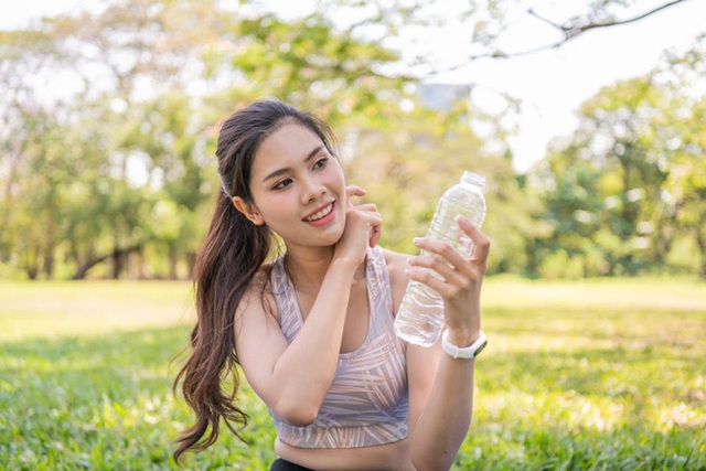 Vừa đi bộ xong đừng dại mà làm ngay 4 việc này kẻo tự hại bản thân, khiến cơ thể dễ ốm yếu hơn - Ảnh 2.