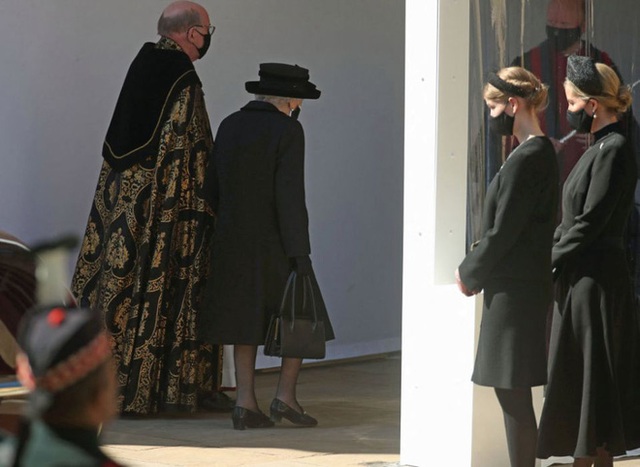 Hé lộ chi tiết ngọt ngào trong bức thư Nữ hoàng tự tay viết đặt trên linh cữu Hoàng thân Philip cùng kỷ vật đặc biệt bà giữ trong túi suốt tang lễ - Ảnh 6.