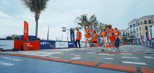Khung cảnh VĐV Phú Quốc WOW Island Race 2021 đồng loạt đeo khẩu trang khi khởi động và trên đường chạy gây ấn tượng - Ảnh 9.