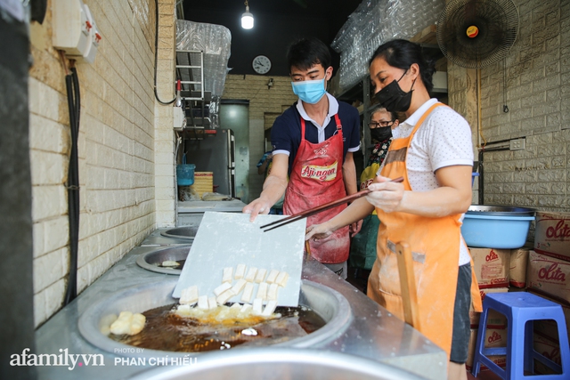 Quán quẩy đùi gà 30 năm nức tiếng tại Hà Nội, ngày ra lò đều tay 2 vạn chiếc, mùa Covid-19 nhưng làm cả ngày cũng chẳng hết việc - Ảnh 5.