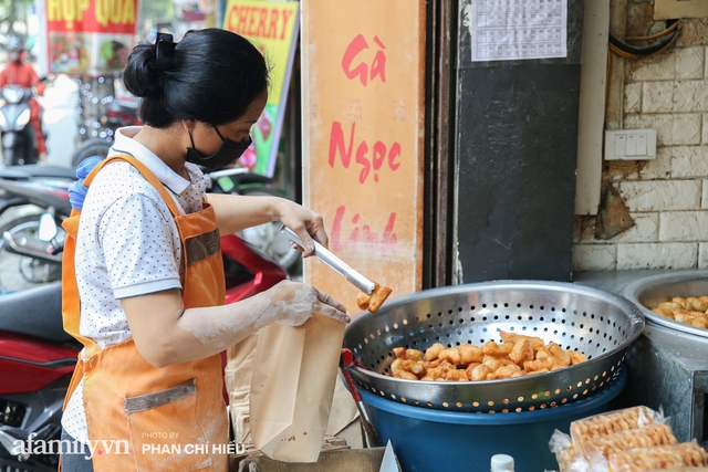 Quán quẩy đùi gà 30 năm nức tiếng tại Hà Nội, ngày ra lò đều tay 2 vạn chiếc, mùa Covid-19 nhưng làm cả ngày cũng chẳng hết việc - Ảnh 8.