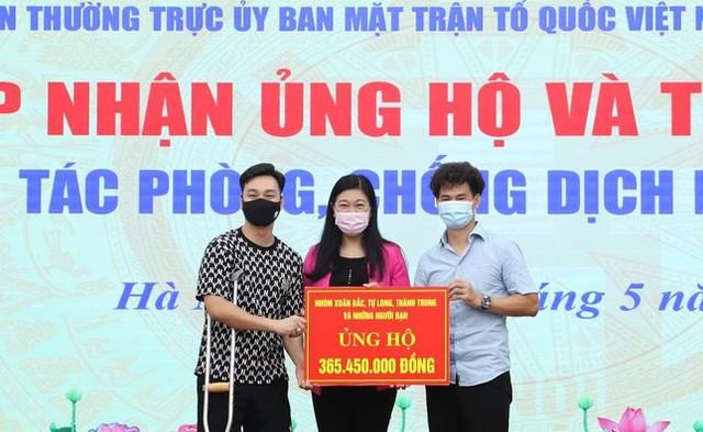 NSƯT Xuân Bắc, NSND Tự Long và MC Thành Trung thay mặt nhóm nghệ sĩ và bạn bè quyên góp 365 triệu VNĐ cho quỹ vắc-xin cộng đồng, 150 triệu VNĐ và quà cho Bắc Ninh, Bắc Giang - Ảnh 4.