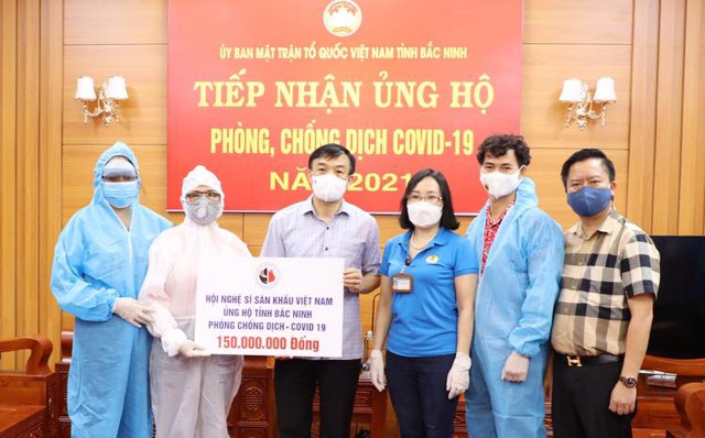 NSƯT Xuân Bắc, NSND Tự Long và MC Thành Trung thay mặt nhóm nghệ sĩ và bạn bè quyên góp 365 triệu VNĐ cho quỹ vắc-xin cộng đồng, 150 triệu VNĐ và quà cho Bắc Ninh, Bắc Giang - Ảnh 3.
