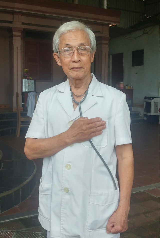 Bác sĩ về hưu 78 tuổi làm thơ và viết đơn xin lên Bắc Giang chống dịch Covid-19: Với tuổi đời của tôi, sức còn đang khỏe lắm, máu tim còn sục sôi - Ảnh 1.