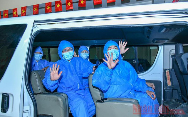 PGS Nguyễn Lân Hiếu: Một lần bị dao mổ cắt vào tay và chuyện những y bác sĩ kiệt sức trong bộ PPE dưới tiết trời đổ lửa - Ảnh 1.