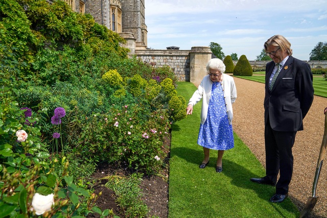 Nữ hoàng Anh có hành động đặc biệt nhân dịp sinh nhật lần thứ 100 của Hoàng tế Philip khiến Harry xấu hổ khi bị bóc trần bản chất thật - Ảnh 5.