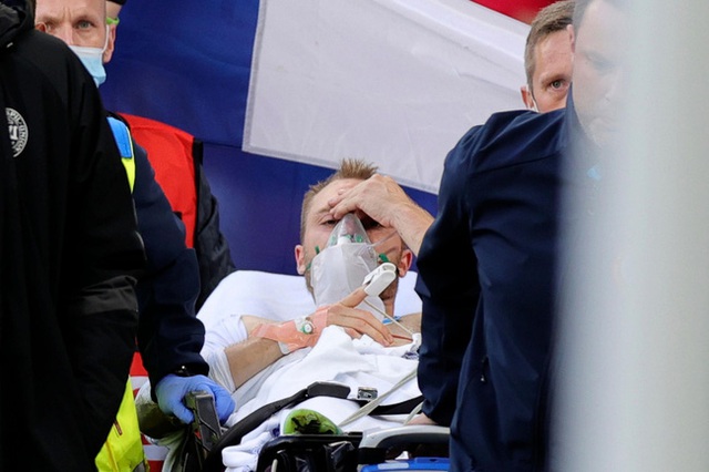 Cầu thủ Christian Eriksen bất ngờ đổ gục xuống sân trong khi đang thi đấu: Quy trình cấp cứu chuyên nghiệp đã giúp anh chiến thắng tử thần - Ảnh 2.