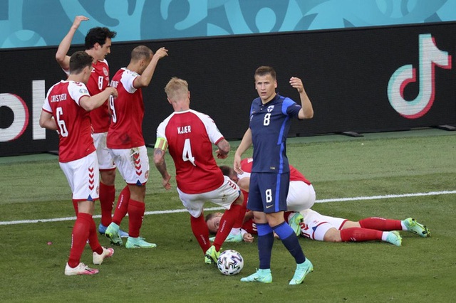 Cầu thủ Christian Eriksen bất ngờ đổ gục xuống sân trong khi đang thi đấu: Quy trình cấp cứu chuyên nghiệp đã giúp anh chiến thắng tử thần - Ảnh 3.
