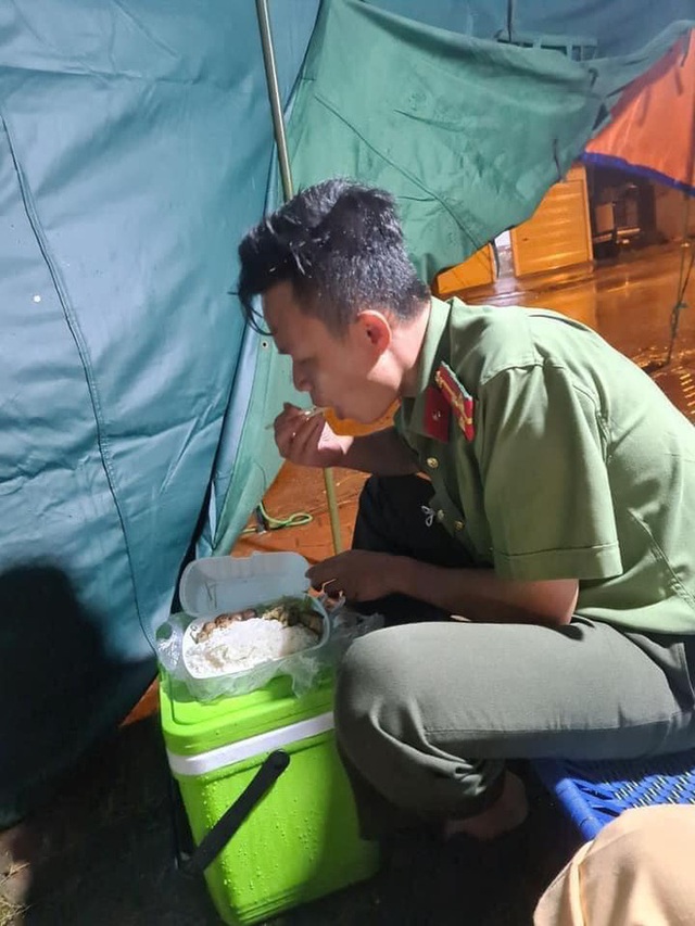 Bão về, các chiến sĩ đu người bám lấy các thanh sắt để không bay chốt kiểm dịch làm dân mạng xót xa - Ảnh 3.