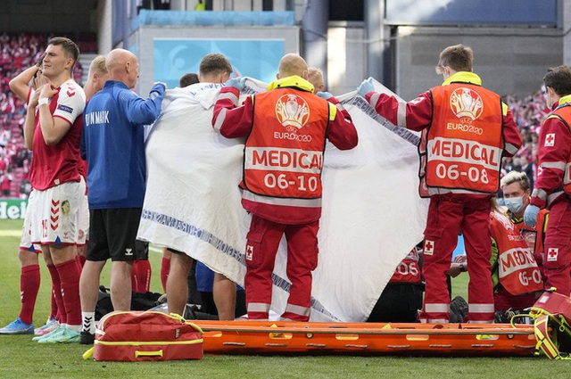 Cầu thủ Christian Eriksen bất ngờ đổ gục xuống sân trong khi đang thi đấu: Quy trình cấp cứu chuyên nghiệp đã giúp anh chiến thắng tử thần - Ảnh 8.