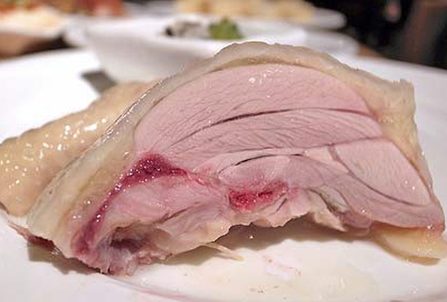 Clip Thịt luộc chín vẫn có màu hồng là do nguồn nước bẩn, nguy cơ ung thư cao nóng MXH: Chuyên gia vạch trần sự thật - Ảnh 1.