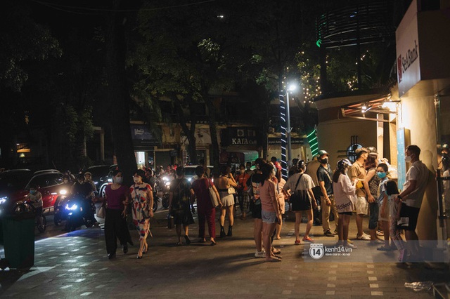 Một buổi tối cuối tuần ở khu hồ Gươm - trung tâm Hà Nội sau 3 tuần mở lại hàng quán trông như thế nào? - Ảnh 18.