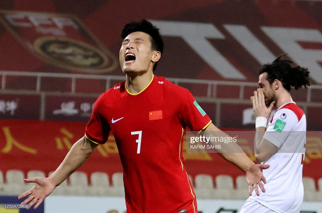 Điều HLV Park Hang-seo lo lắng nhất chính là chiếc mặt nạ của đội tuyển Trung Quốc - Ảnh 1.