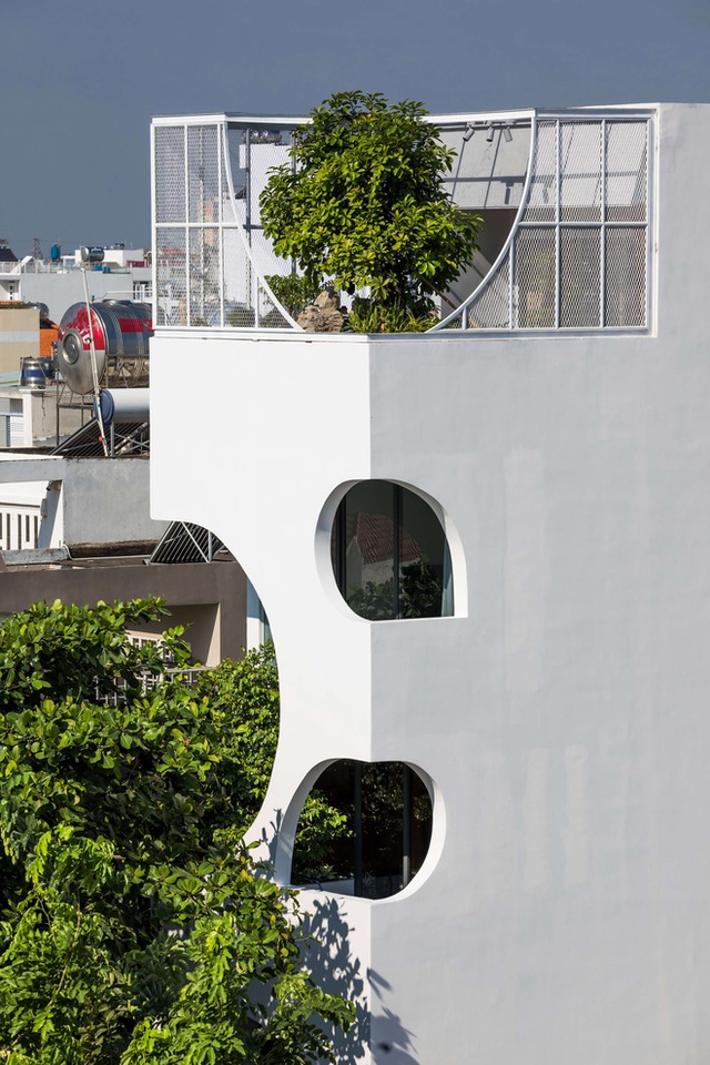 Ngôi nhà cắt khoét siêu art chiếm spotlight cả khu phố: Design bên trong xịn không kém, sân thượng chill như quán cafe - Ảnh 3.