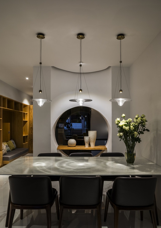 Ngôi nhà cắt khoét siêu art chiếm spotlight cả khu phố: Design bên trong xịn không kém, sân thượng chill như quán cafe - Ảnh 8.