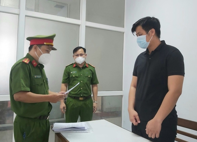 Bắt giam nhân viên ngân hàng chiếm đoạt tiền của khách - Ảnh 1.