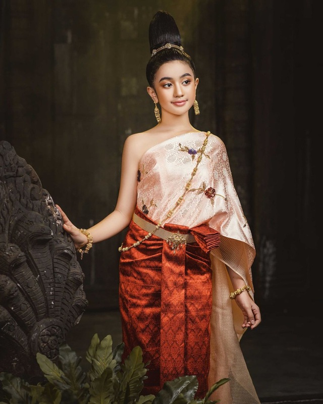 Viên ngọc quý của Hoàng gia Campuchia: Tiểu công chúa với vẻ đẹp lai cực phẩm dù mới 10 tuổi, soi thành tích chỉ biết xuýt xoa quốc bảo - Ảnh 2.