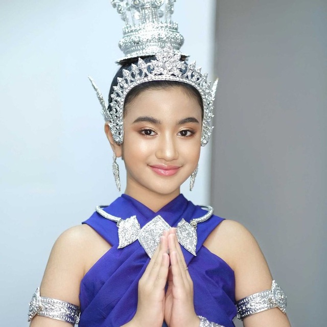Viên ngọc quý của Hoàng gia Campuchia: Tiểu công chúa với vẻ đẹp lai cực phẩm dù mới 10 tuổi, soi thành tích chỉ biết xuýt xoa quốc bảo - Ảnh 12.