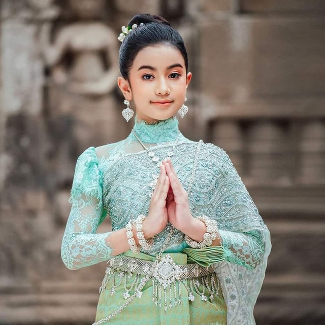 Viên ngọc quý của Hoàng gia Campuchia: Tiểu công chúa với vẻ đẹp lai cực phẩm dù mới 10 tuổi, soi thành tích chỉ biết xuýt xoa quốc bảo - Ảnh 7.