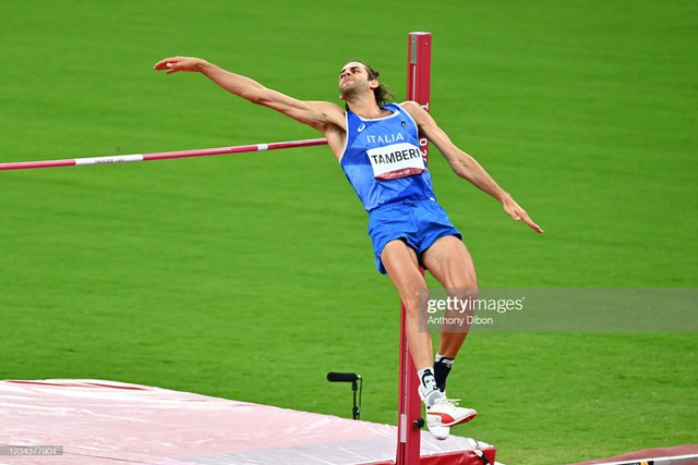 Lãng tử Italy vô địch nhảy cao Olympic Tokyo cùng linh vật đặc biệt - biểu tượng của sự vươn lên từ tro tàn - Ảnh 1.