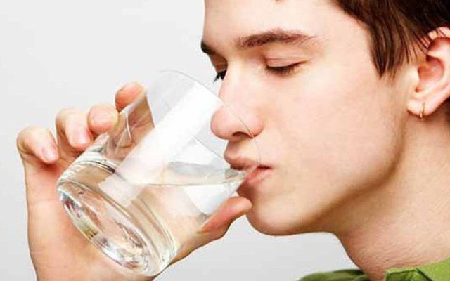 Nam giới từ 45 - 60 tuổi là giai đoạn rủi ro nhất cuộc đời: ghi nhớ ngay “4 thêm 2 bớt” để khoẻ mạnh, sống lâu - Ảnh 1.