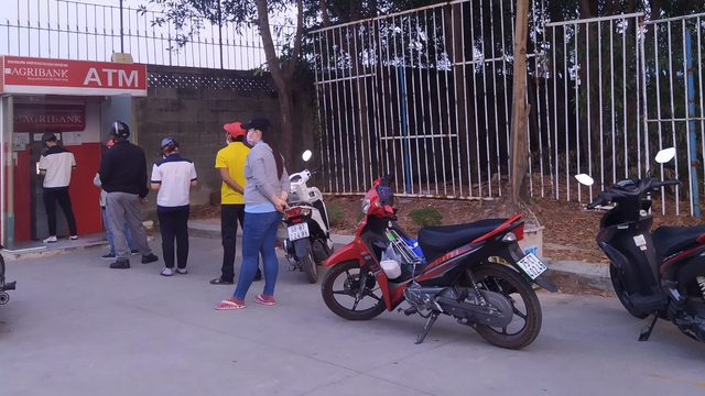 Dở khóc dở cười rút tiền ngày Tết: Có người vào cây ATM rút tới 50 triệu, người đứng sau chờ hàng chục phút mới đến lượt - Ảnh 2.