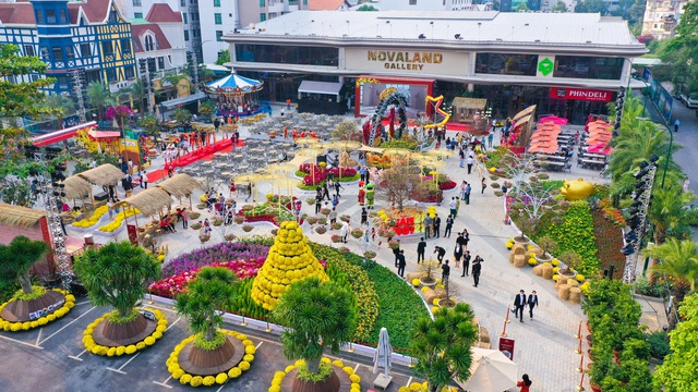 Chùm ảnh hội hoa xuân Tết 2022 tại khu trưng bày bất động sản lớn nhất trung tâm Sài Gòn - Ảnh 1.