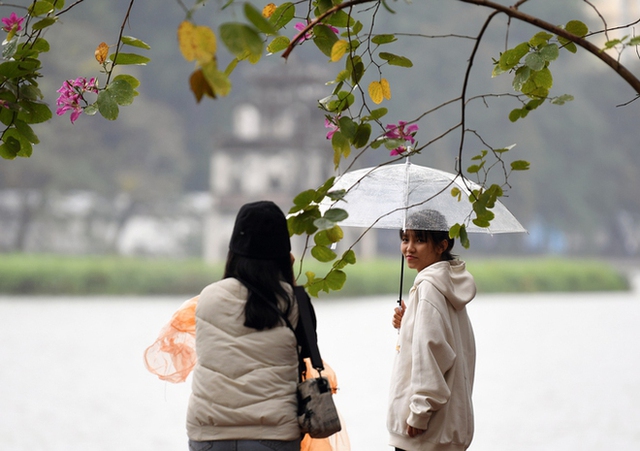 Gió mùa tràn về, người dân Hà Nội thích thú tận hưởng không khí se lạnh kèm mưa nhỏ - Ảnh 9.