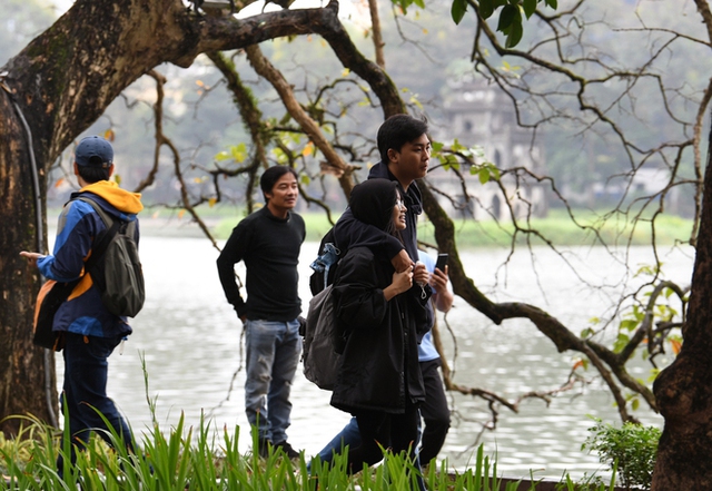 Gió mùa tràn về, người dân Hà Nội thích thú tận hưởng không khí se lạnh kèm mưa nhỏ - Ảnh 7.